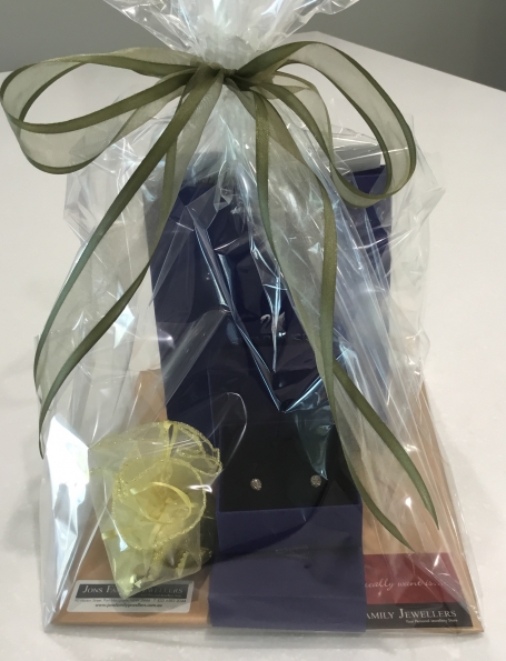 Jons Jewellers donate Swarovski Rose Crystal Earrings for Emerald Downs Golf Day&nbsp;